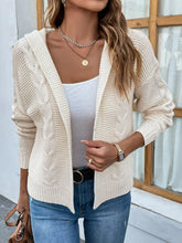 Cardigan à capuche en maille torsadée avec épaules tombantes
